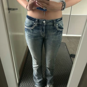 Low wasit bootcut jeans - Säljer dessa low waist boot cut jenas från Grace in LA då dom ej kommer till användning. Jeansen är i väldigt bra skick och har används mycket.              Midjemått ca 35cm💕                                                     Innerbenslängd ca 30cm💕                                             Grenmått ca 20cm💕skriv om du har frågor!🩵