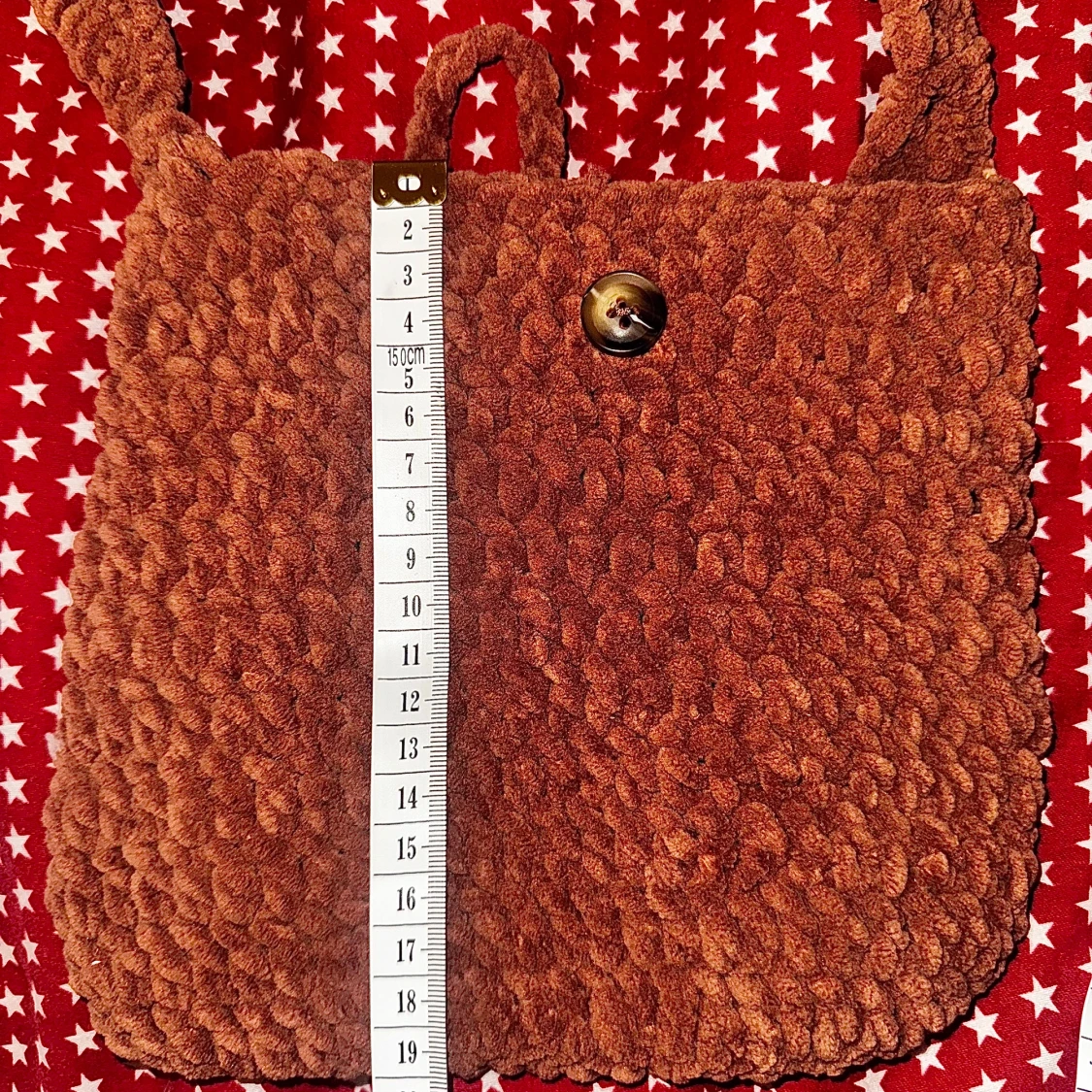 Handvirkad axelväska med knapp - 3