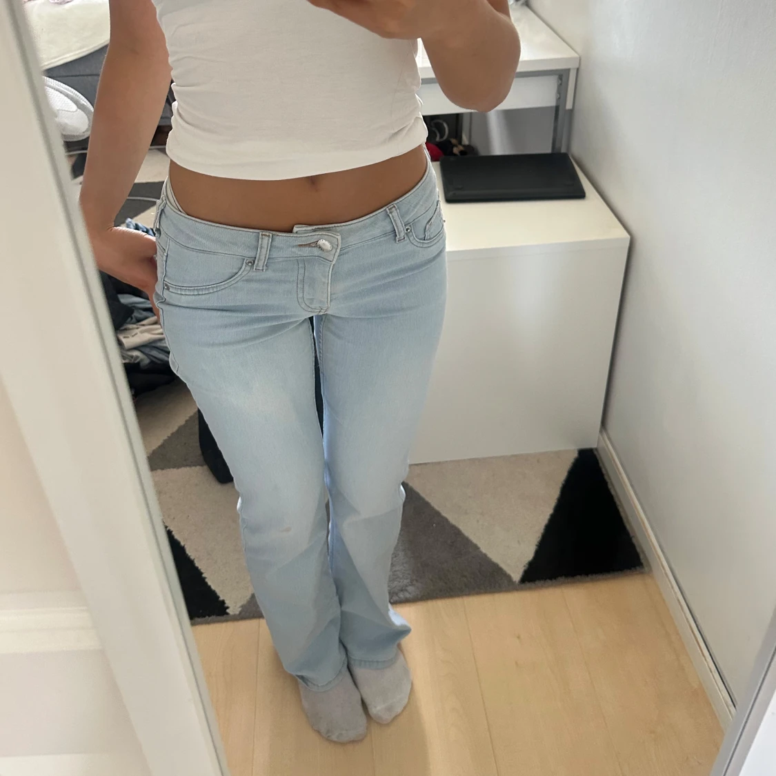 Ljusblåa lågmidjade jeans