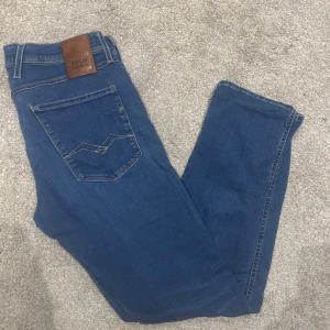 Replay Anbass hyperflex - Replay Jeans | Modell Anbass | skick 9/10 nästan helt nya, lite. defekt vid skrevet, men inget som syns när man använder de | Nypris 1899 kr, mitt pris endast 349!, Storlek 32W-30L, passar runt 170-180 | Hör av er vid frågor om mått eller hur de sitter på! |