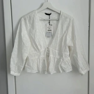 Vit zara blus  med broderade blommor - Superfin och populär vit blus från Zara säljer endast vid bra bud💗lappen kvar