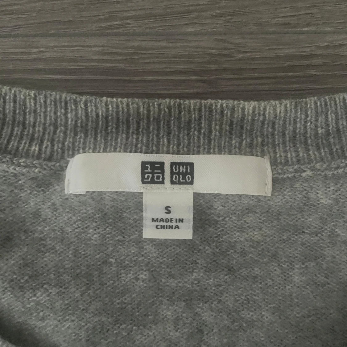 Grå kashmirtröja från Uniqlo - 1