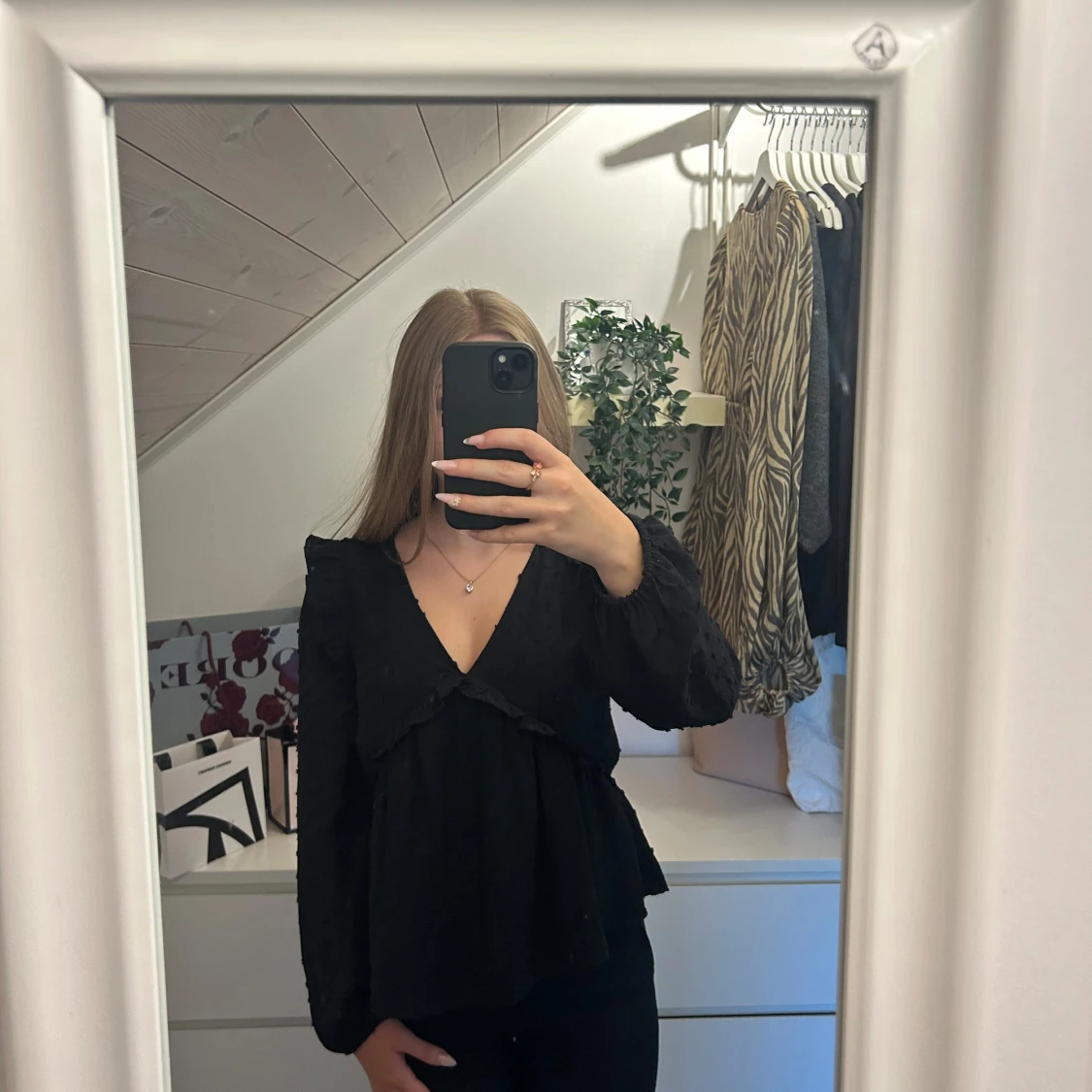 Svart blus med volang och v-ringning