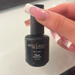 Miss Fancy Gel Polish April blå - Gel Polish från Miss Fancy Professional i nyansen April, en snygg ljusblå färg. Kommer i en svart flaska med rund form och är anpassad för UV & LED-lampa. Säljer denna för att jag ska sluta med naglar💕inte använd