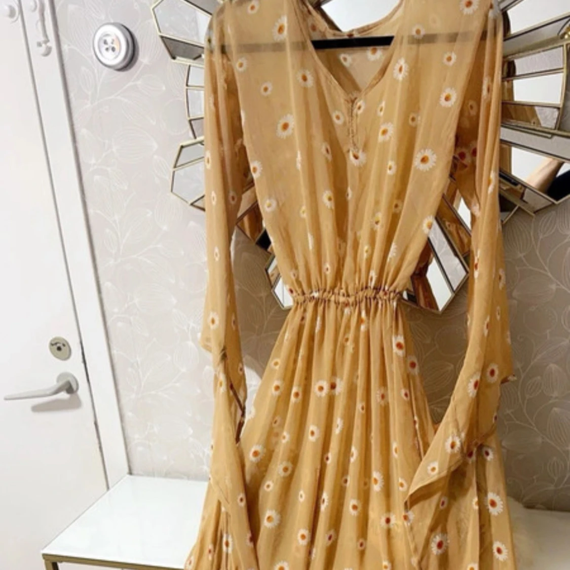 Beige kurdisk klänning med blommor - 1