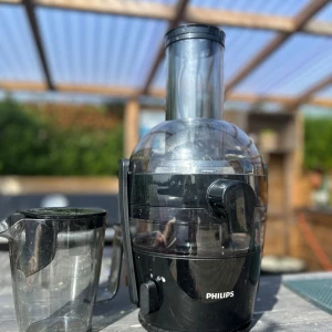 Juice centrifug  - Philips juicecentrifug/press säljes. Används inte mer. Fungerar utmärkt.