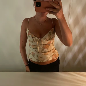 Blommig linnetopp med snörning - Jätte söt linne i väldigt bra skick❤️❤️