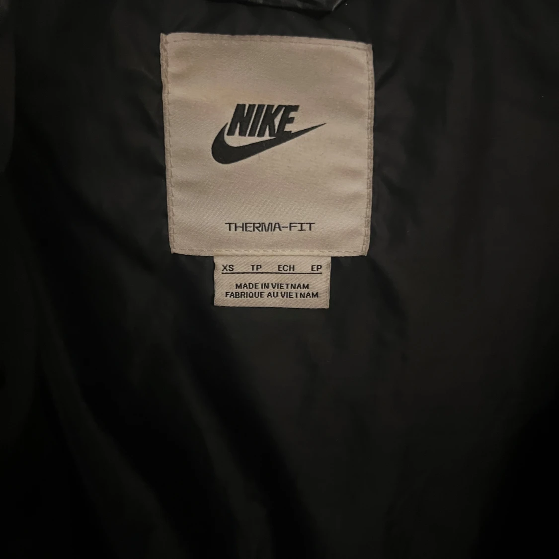 Svart pufferjacka Nike Therma-Fit XS