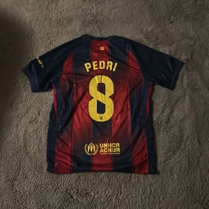 FC Barcelona Pedri #8 matchtröja Nike - Säljer en FC Barcelona fantröja med Pedri och nummer 8 på ryggen. 