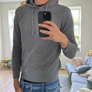 Stickad hoodie  - Säljer denna stilrena simpla stickad hoodien, väldigt trendig och skön perfekt för hösten och sensommaren🙌 Skriv vid fundering! 