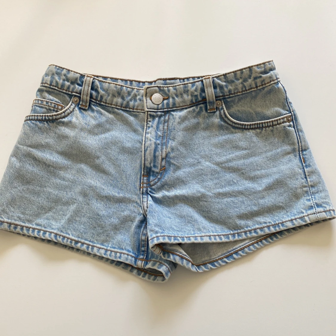 Ljusblå jeansshorts