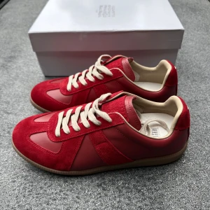 Maison Margiela  - Ett par feta maison margielas i rött storlek 44, box och dustbags fås med, skickar samma dag!