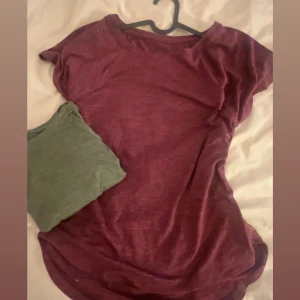 Vinröd och grön tränings tröja - Vanliga tränings tröjor från SOC. Aldrig använt. 50 kr styck