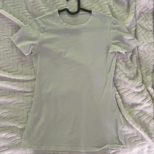 Vit t-shirt från Intimissimi - Klassisk vit t-shirt från Intimissimi i mjuk Supima-bomull. Modellen är enkel med rund halsringning och korta ärmar