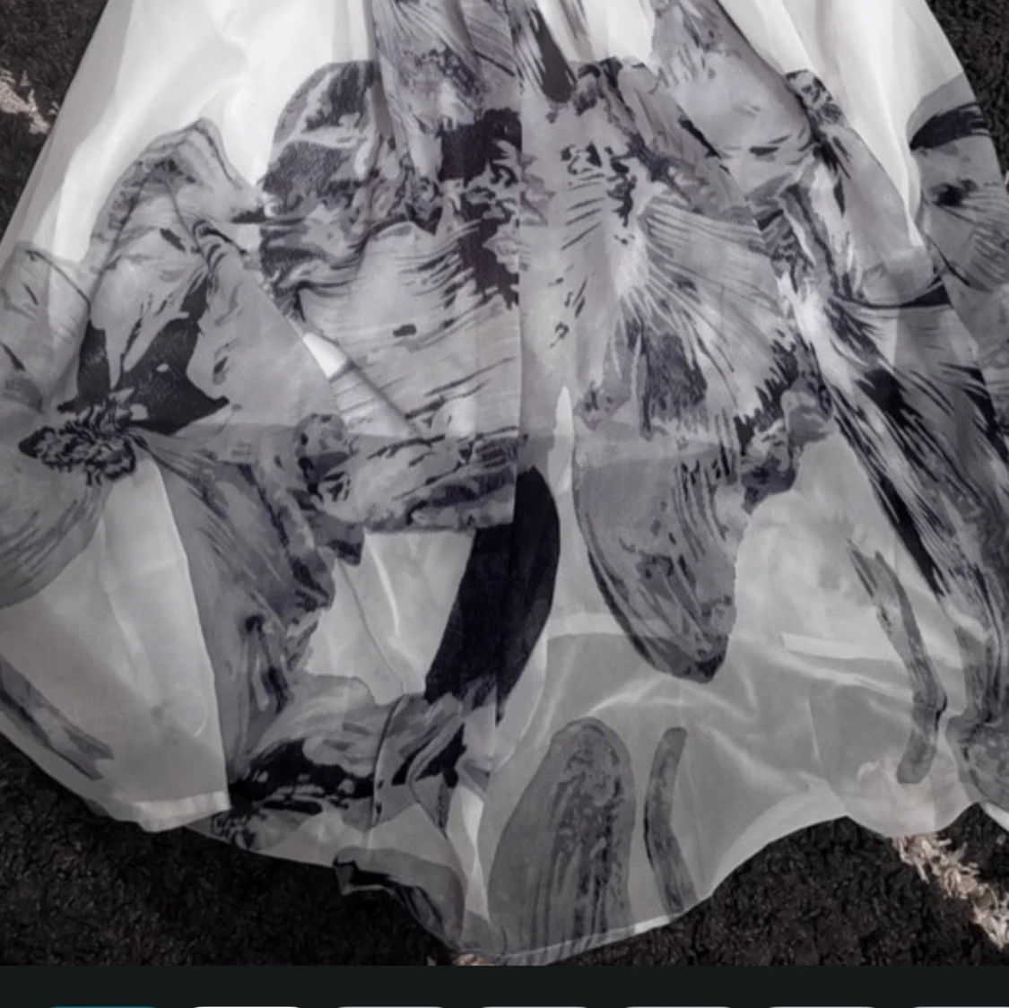 Vit långklänning med blommigt mönster