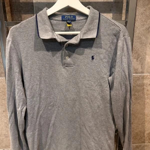 Grå pikétröja från Polo Ralph Lauren - Långarmad ralph lauren pike. Barn storlek XL passar S/Xs runt 170. Nypris 1100. Hör av dig vid minsta fundering! 