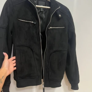 Snygg jacka i fint material (nyskick) - River Island jacka som köptes för 1200kr för ett år sedan har inte använts mer än två gånger. Storlek XS herr.