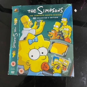The Simpsons: The Complete Eighth Season (Collector's Edition) - Samlarutgåva av The Simpsons säsong 8! Färgglad box med ikoniska karaktärer som Homer, Marge, Bart, Lisa och Maggie. Perfekt för dig som älskar humor, tecknade serier och vill ha en klassiker i din samling.