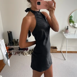 Halter neck klänning - Super snygg halterneck klänning i silke med öppen rygg💕