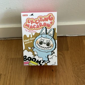 Exciting Macaron: The Monsters - En färgstark och lekfull bok/box med coola monsterfigurer i macaron-stil! Perfekt för dig som gillar samlarprylar, konst och unika illustrationer. Upptäck olika karaktärer och låt din fantasi flöda. Passar unga vuxna och ungdomar som vill ha något annorlunda och kreativt./pris kan diskutera vid snabb affär 
