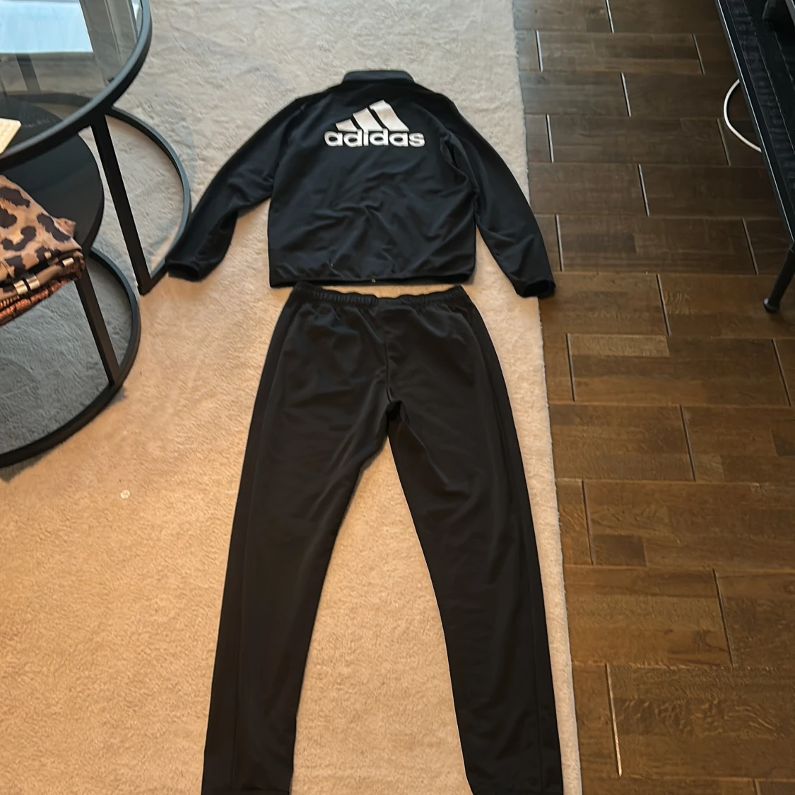 Svarta Adidas träningsbyxor 13/14y  - 1