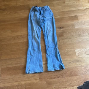 Blå bootcut jeans från Cubus  - Snygga ljusblå bootcut jeans från  Cubus i klassisk denim. Modellen har utsvängda ben och normal passform upptill. Perfekta för dig som gillar en retroinspirerad look med lite extra attityd. Jeansen har klassiska fickor och dragkedja.