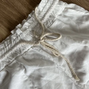 Linnebyxor  - Säljer mina populära linnebyxor från nymock, dom är i stl XS. Använd i ca 1 sommar så fortfarande i fint skick! ☺️Säljes då dom var lite för stora för mig💗skickar gärna fler bilder om intresse finns😇