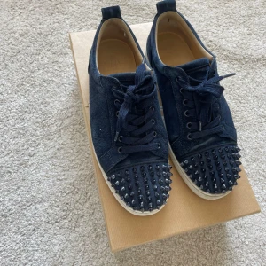 Christian Louboutin  - As feta loubs I navy , såklart äkta!! Kan skicka fler bilder , storlek 40,5 men passar mer som 41,5 , byte går bra , använt sparsamt och allt på bilderna ingår