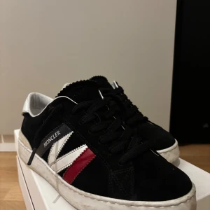 Moncler skor - Moncler Monaco skor i mycket bra skick. Väldigt sköna och stilrena skor. Storlek 40,5. Hör gärna av dig om det är något du funderar över. Leon