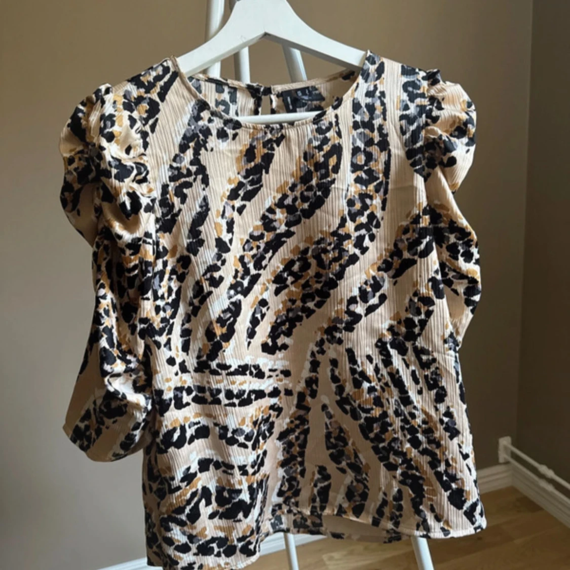 Leopardmönstrad blus från Vero Moda - 2
