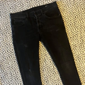 DONDUP GEORGE JEANS - Tjena! Säljer nu ett par tvär feta Dondup jeans! | Skick 9/10 Mycket bra! | Midja: 43cm | Längd: 96cm | Nypris ca 3500kr | Mitt pris 850kr | Kom gärna pm vid frågor eller funderingar | Postas eller möts upp i Gävle!
