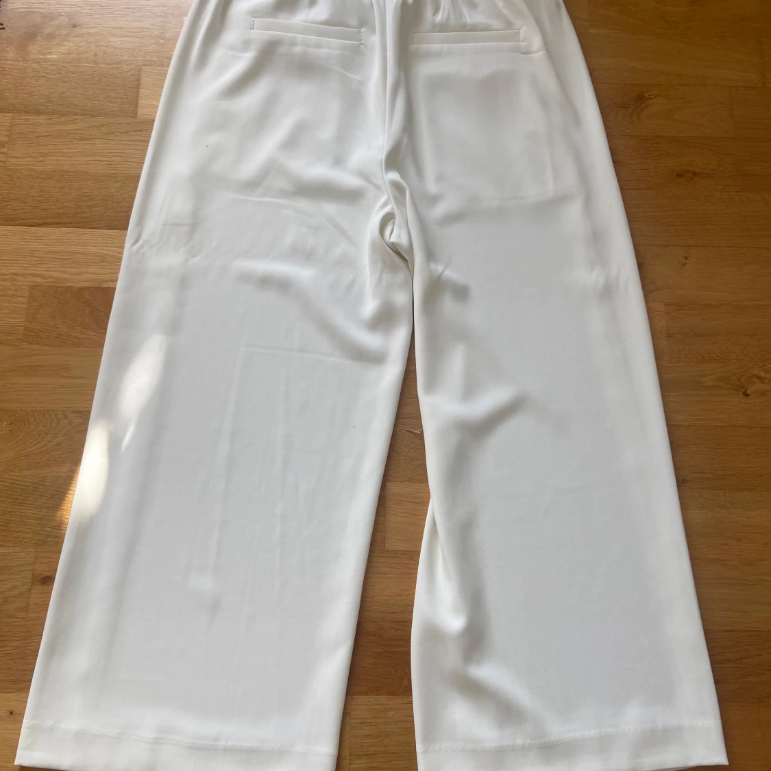 Vita wide byxor från H&M, strl 40 - 1