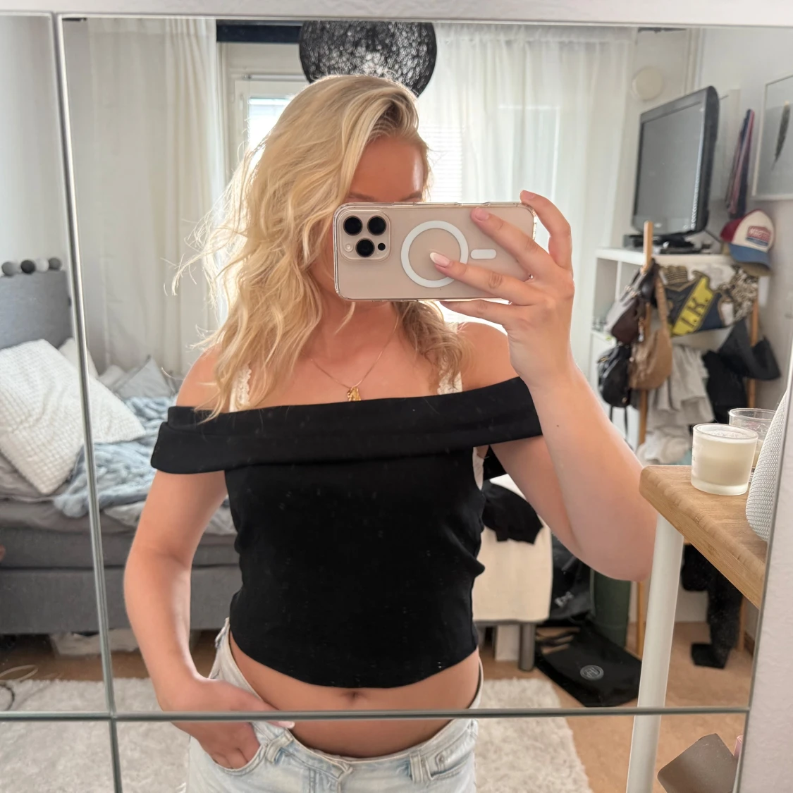 Svart offshoulder croppad topp