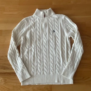 Vit kabelstickad tröja  - Kabelstickad vit tröja som är perfekt nu när våren börjar närma sig. Tröja är i storlek M och är helt ny.