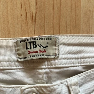 vita ltb jeans  - vita ltb jeans i modellen valerie, storlek 28x32 men uppsprättade längst ner. några små fläckar men som troligtvis går att få bort❤️ kan gå ner i pris vid snabb affär