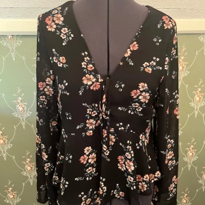 Blommig blus - Jättefin blus med blommönster och knytdetalj. Skriv för fler bilder eller andra frågor. Pris går att diskutera 💕