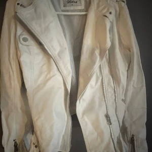 Vit skinn jacka  - Jackan är super snygg och vintage , skulle själv vilja ha den men den är lite stor. Jackan är från Italien, äkta läder och är i bra skick bortsett från en bit av skinnet som ramlade av vid sleevsen. 🎀