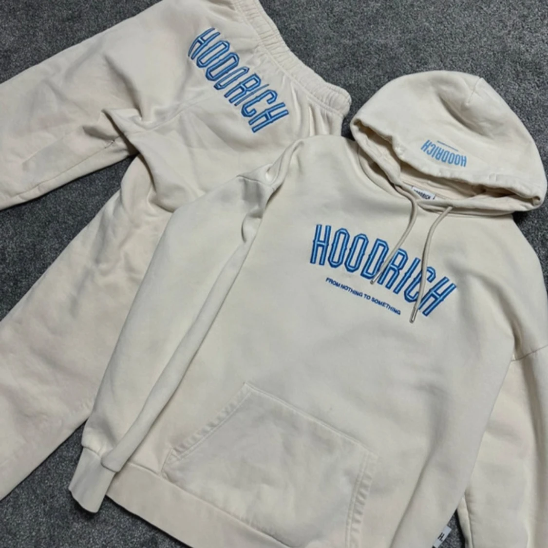 Beige hoodie&byxor från Hoodrich