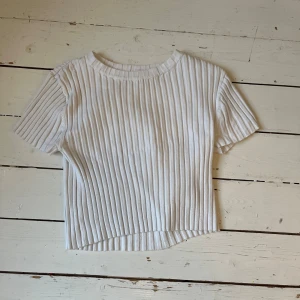 Vit topp från H&M - Toppen är från H&M och är en magtröja. Den är använd ett tiotal gånger och är i storlek 146/152❤️