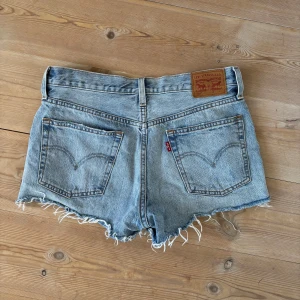 Jeansshorts från Levi's - Lågmidjade/midwaist. Perfekta för sommaren, storlek 28🥰