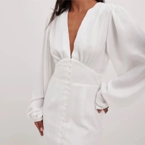 Vit klänning - Säljer nu min otroligt fina klänning eftersom den inte längre passar. Endast använd en gång! Perfekt till midsommar och andra tillfällen nu i sommar🌸 Från NA-KD, köpt för 700kr och är nu helt slutsåld!