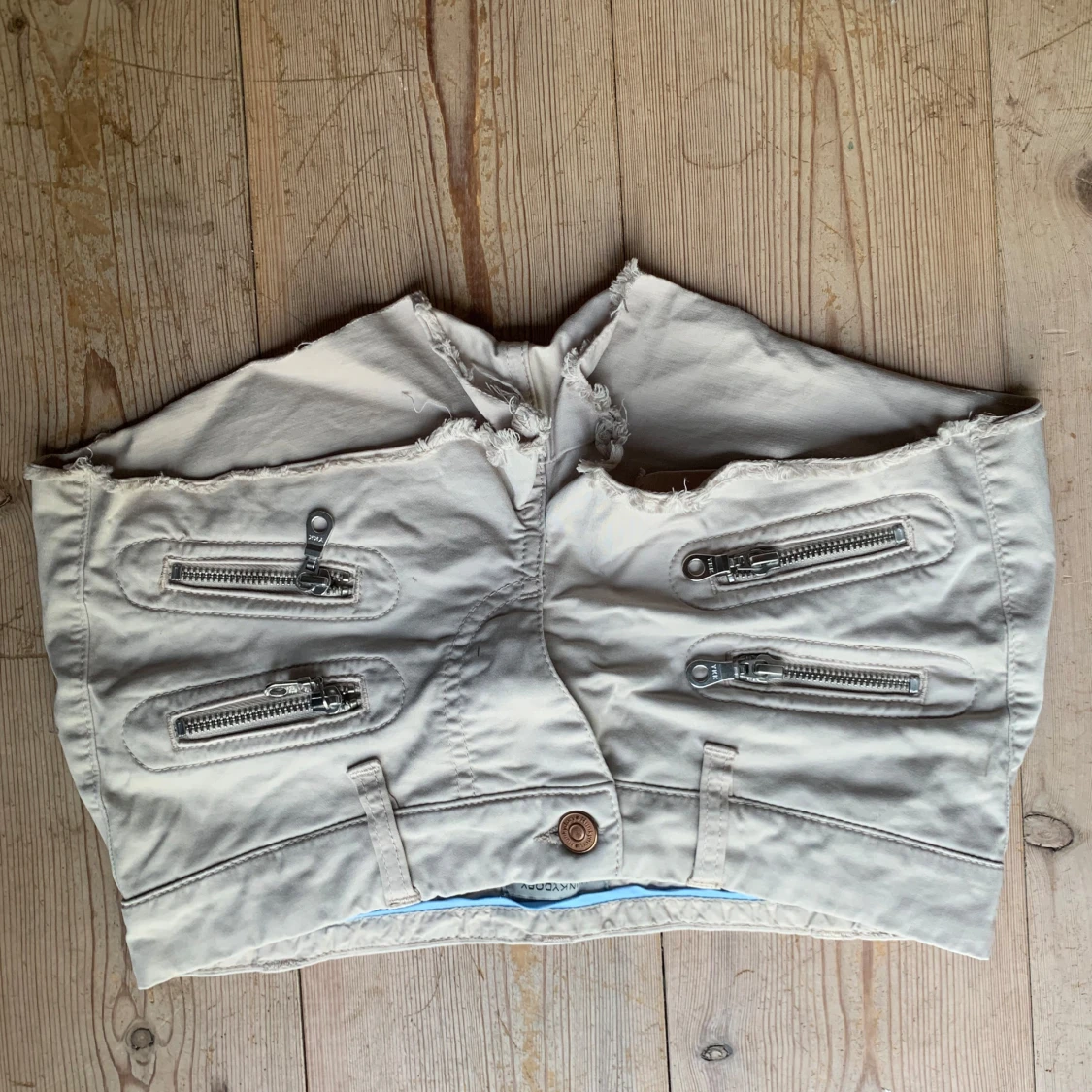 Beige lågmidjadeshorts med dragkedjor från Hunkydory