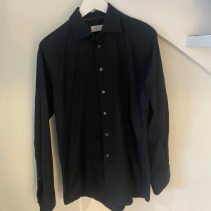 Eton skjorta - Riktigt fin skjorta från märket Eton i toppskick😊skjortan är i nyskick🤩nypris runt 1700kr vårt pris 299kr