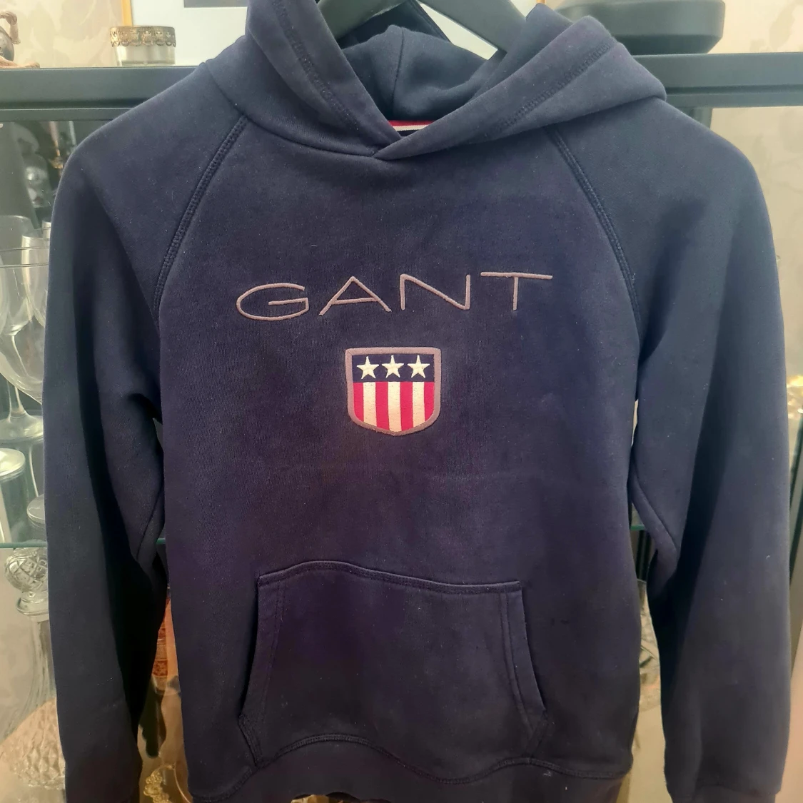 Mörkblå hoodie från GANT