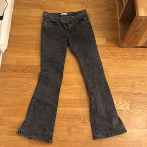 Grå bootcut jeans från gina tricot, helt oanvända💞 - Snygga grå bootcut jeans från gina tricot, i perfekt jeans. De har en klassisk fyrficksdesign och en bekväm passform. Perfekta för en avslappnad stil med en touch av retro. Low waist