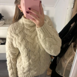 Beige stickad tröja med flätmönster - Mysig beige stickad tröja med ett snyggt flätmönster. Jättevarm och gosig ✨