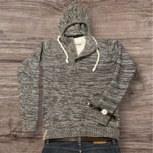 Stickad hoodie - Stilren grå stickad hoodie från Indicode. Tröjan passar till det mesta och är i gott skick utan större defekter! Tveka inte att höra av dig om du undrar över något. 