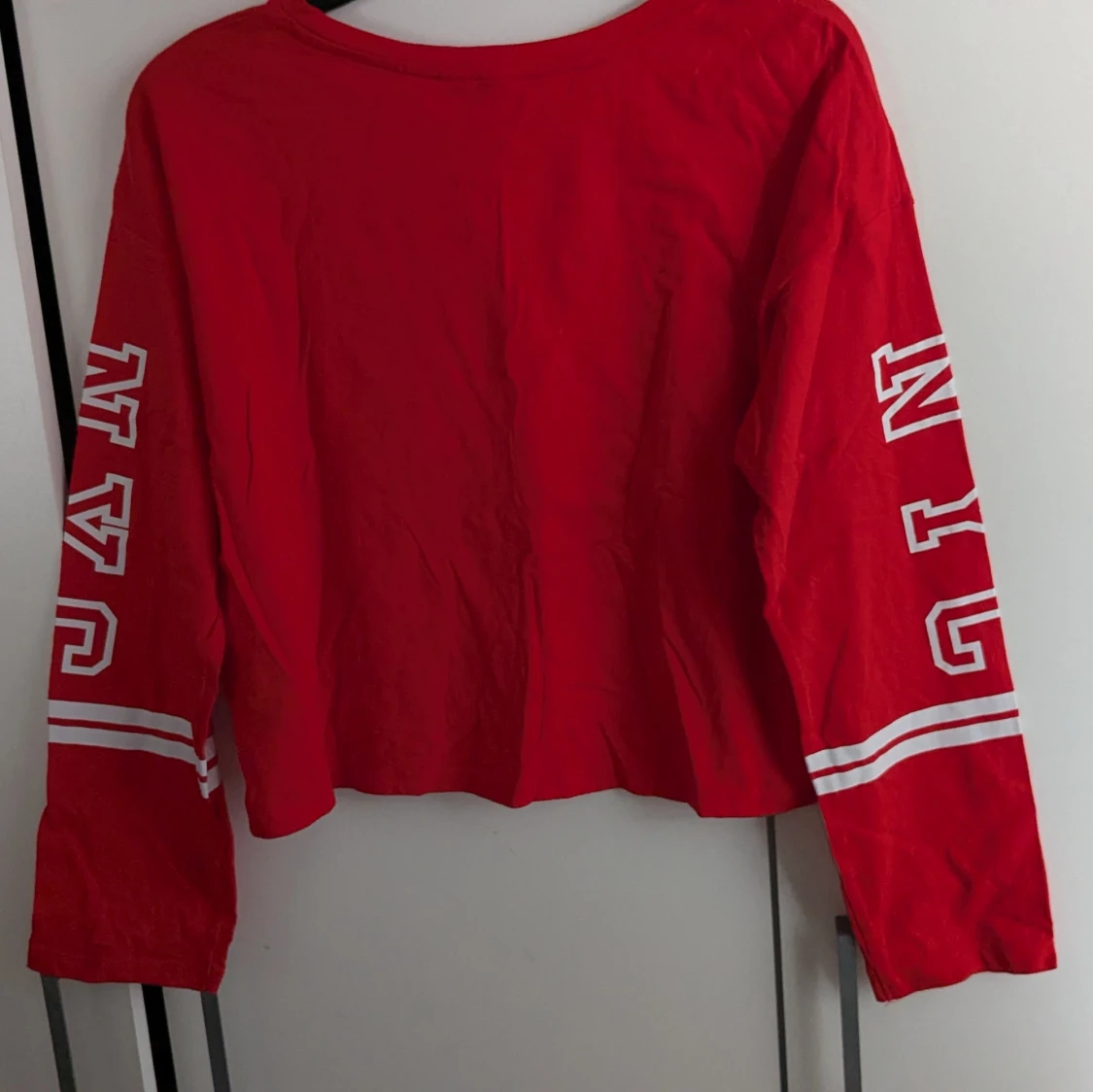 Röd croppad tröja med tryck - 2