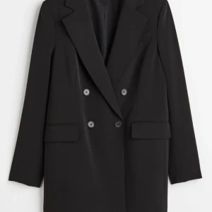 H&M svart kavaj XS - Dubbelknäppt med dekorativa knappar på ärmarna. Två framfickor, slits där bak samt insydda axelvaddar. Använt 5 gånger, inga tecken på fel.