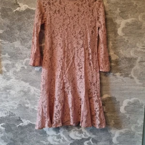 Rosa spetsklänning från Ellos - Vacker ljus rosa spetsklänning från ellos i storlek 36. Klänningen är i mycket bra skick. Jag hittar ingenting att anmärka på. #vglassels #ellos #klänning #spets